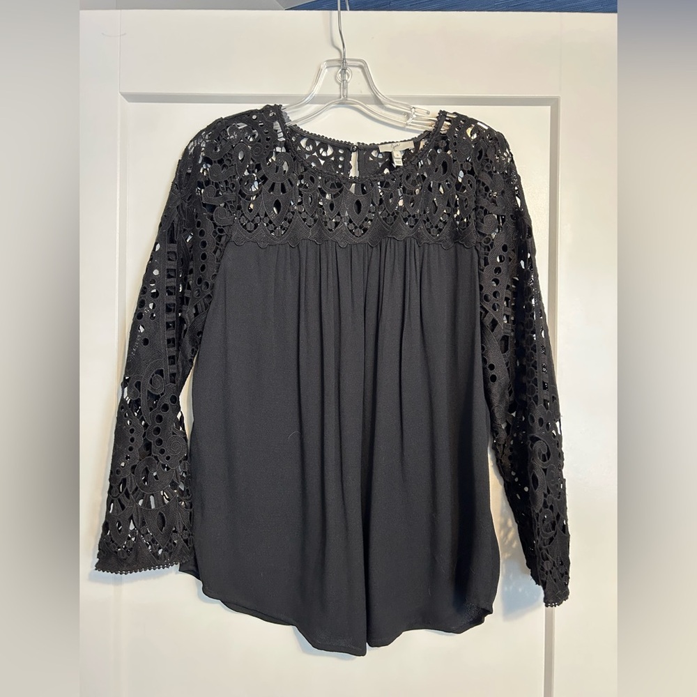 Joie blouse with lace sleeves and neck yoke. Keyhole button closure. Small VGUC